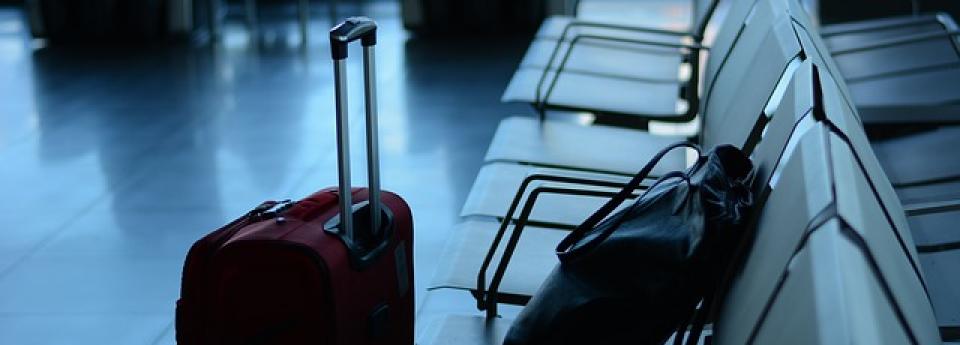 Terminal d'aéroport au crépuscule