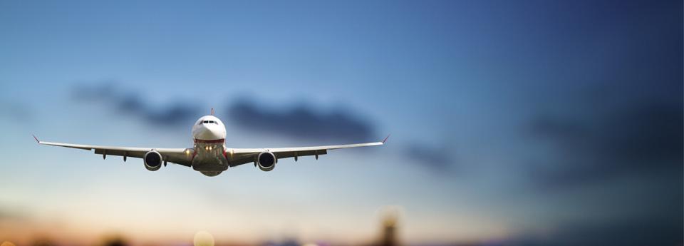 Avion de ligne au décollage au coucher du soleil